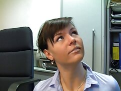 Una jovencita cojien ...