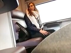 Un hombre estira el  ...