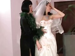Dos amigas se miman  ...